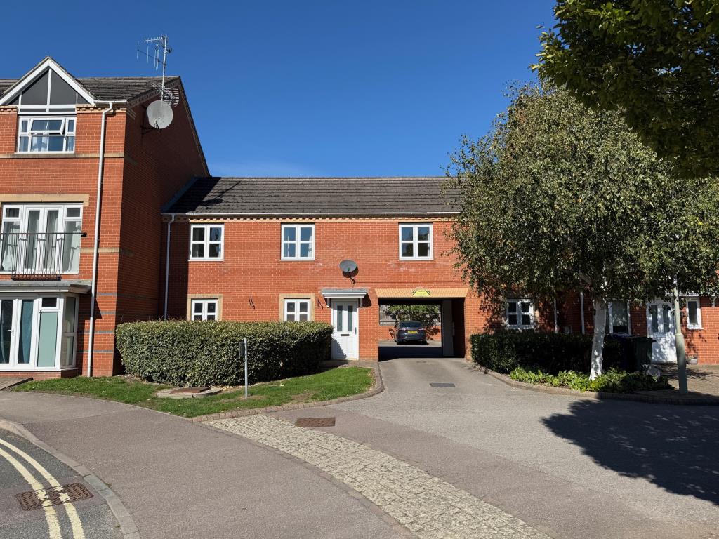 Lot: 136 - VACANT TWO-BEDROOM COACH HOUSE APARTMENT WITH GARAGE - Front elevation of freehold coach house with garage to rear